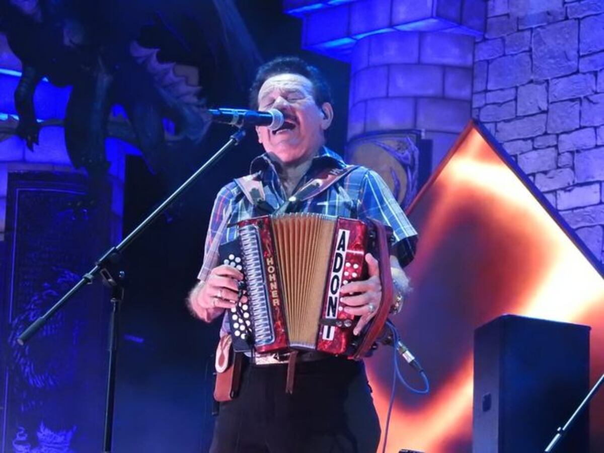 Tras revuelo, Dorindo se trepa a la tarima. Así le fue...