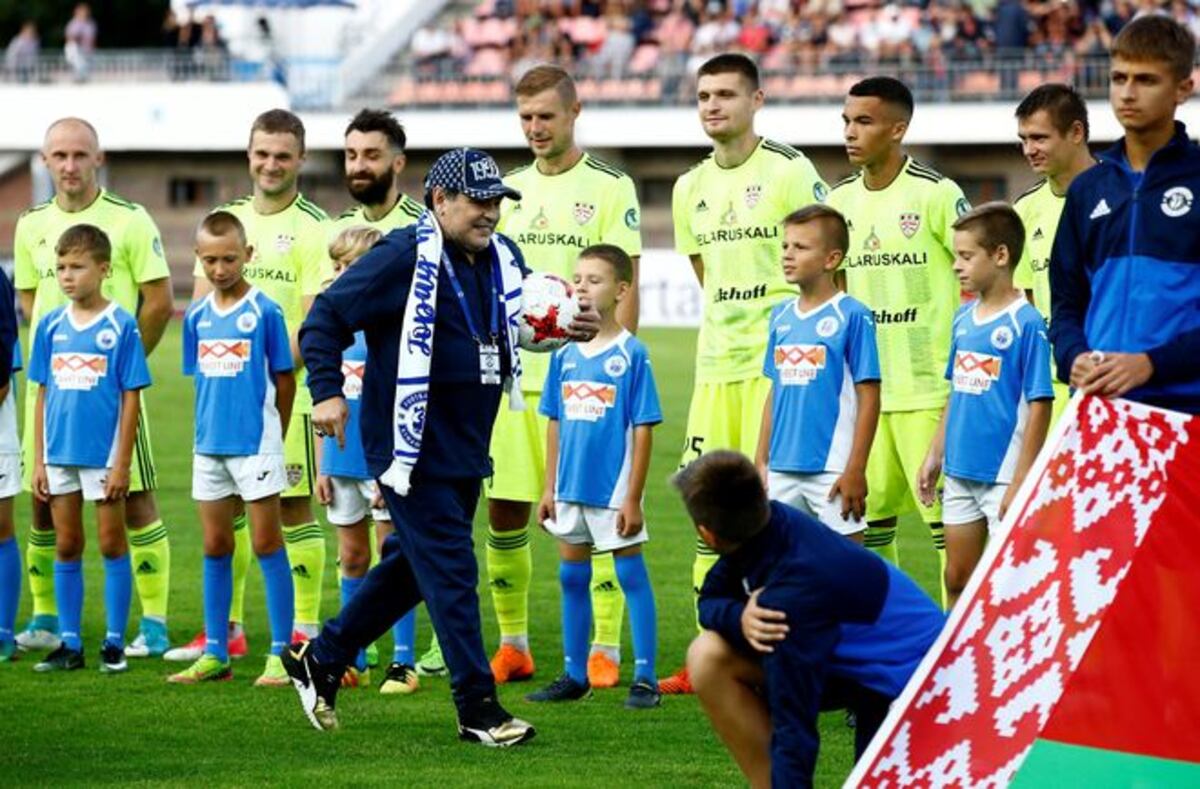 Después del show del Mundial hay clubes que creen en Maradona en Bielorrusia