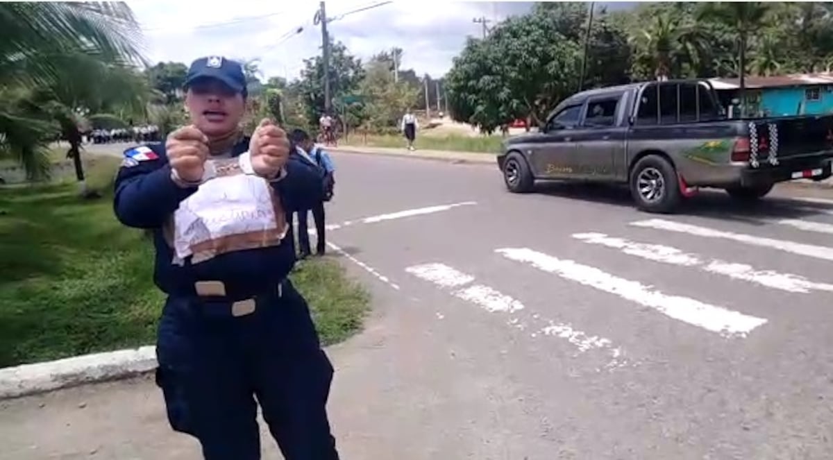 ‘No estoy loca, pero me harté’. Mujer sargento protesta en la calle por supuesto chanchullo policial. Video