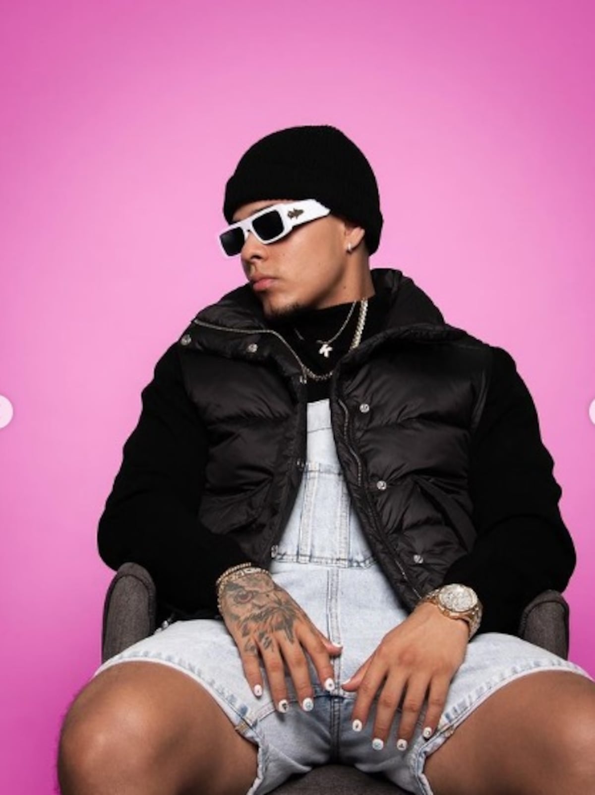 Tachi muestra su paquete y entra en la onda de las uñas pintadas