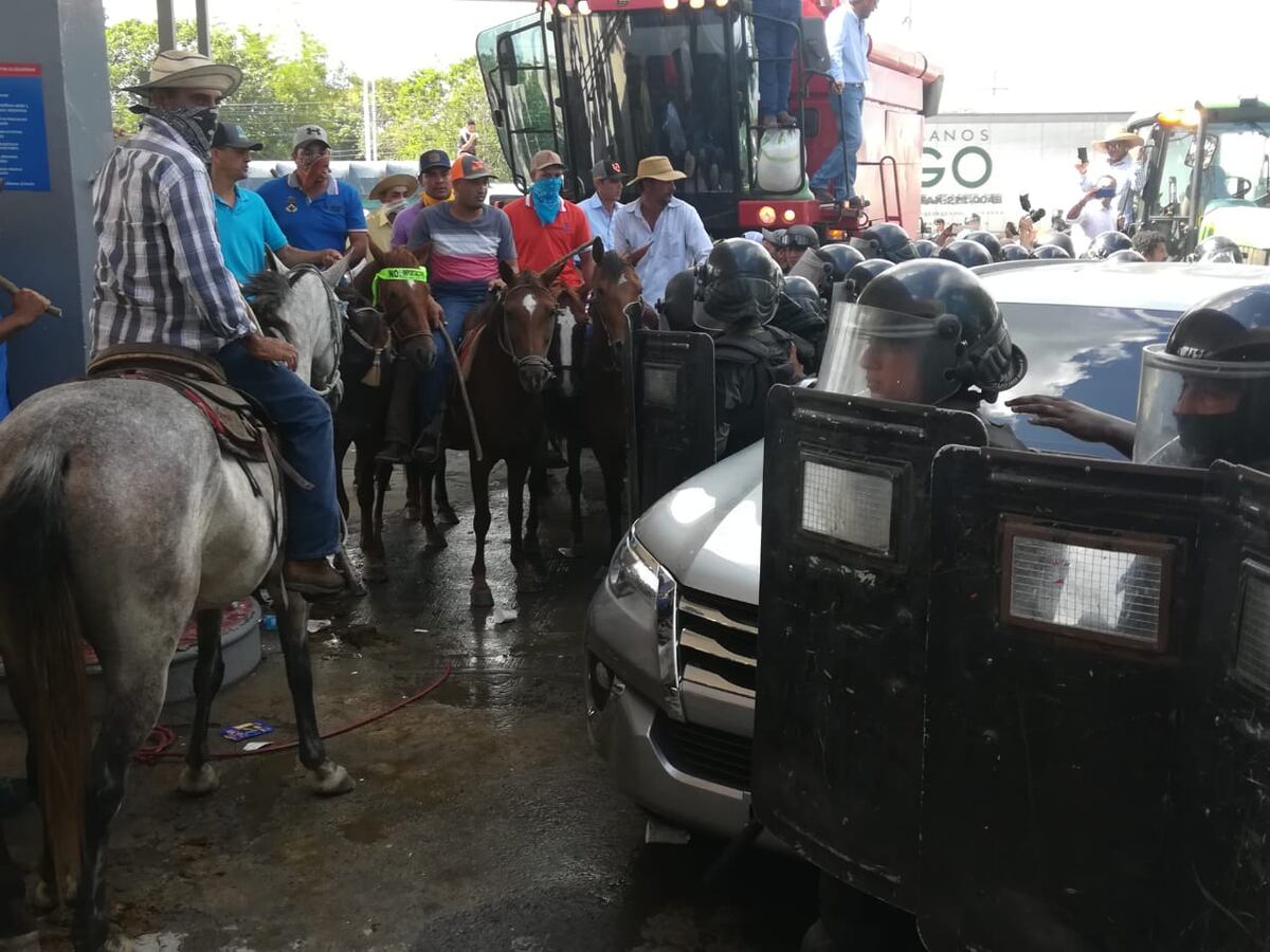 En Divisa los productores casi linchan al ministro Carles en medio de protesta