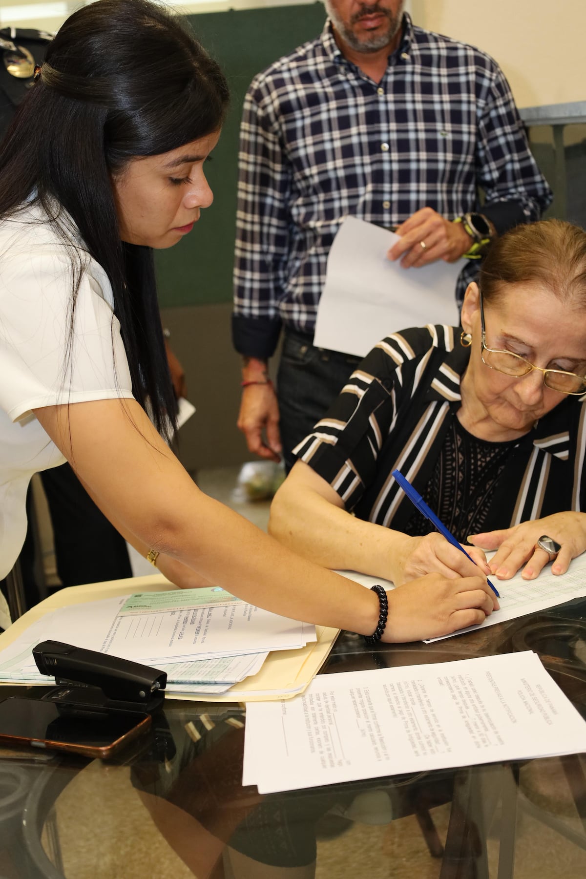 Por fin! Exagentes cobran lo que les debían por antigüedad