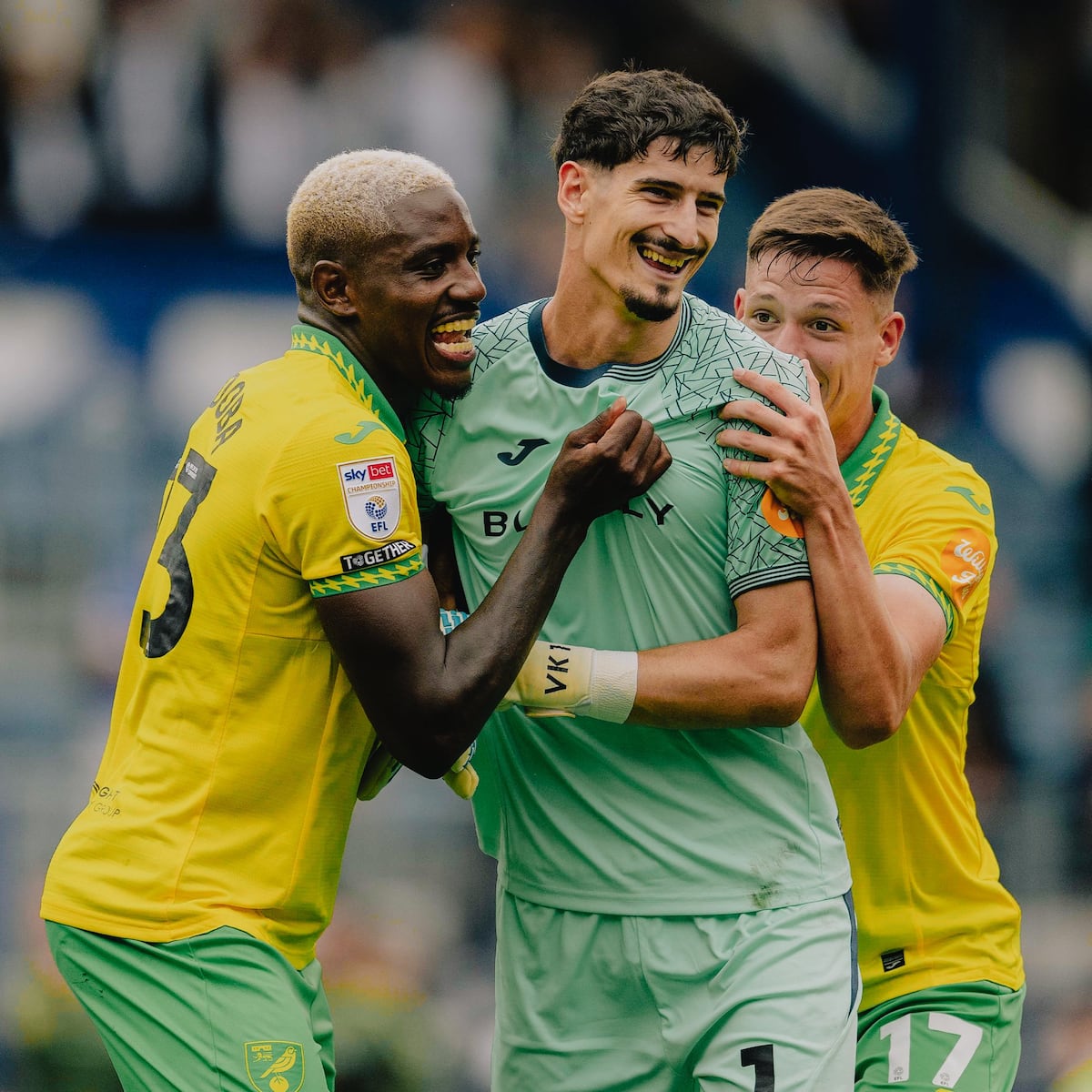 Norwich sorprendió en Fratton Park con triunfo y buena actuación del panameño Córdoba