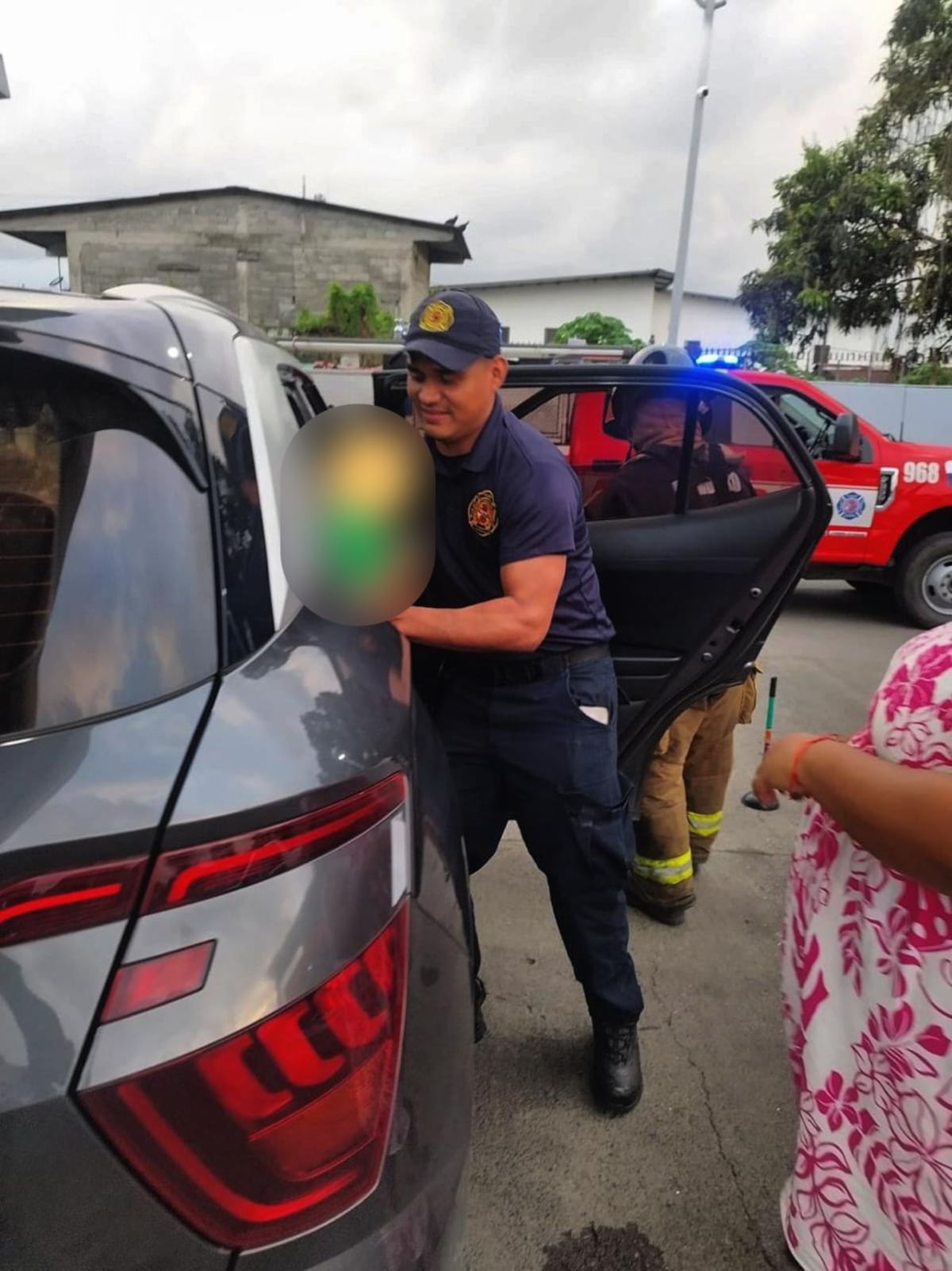 Bomberos logran rescatar a menor atrapado dentro de un auto en El Empalme