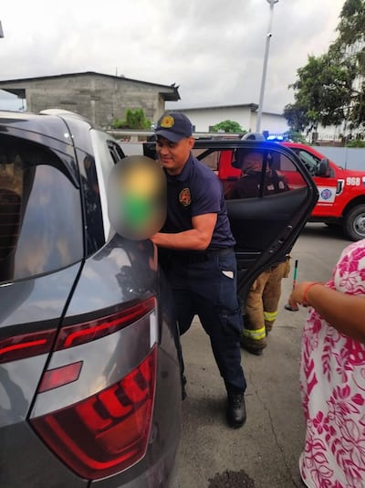 Bomberos logran rescatar a menor atrapado dentro de un auto en El Empalme