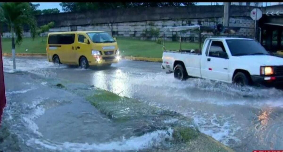 Tubería rota inunda Tumba Muerto: conductores y peatones buscan cómo cruzar