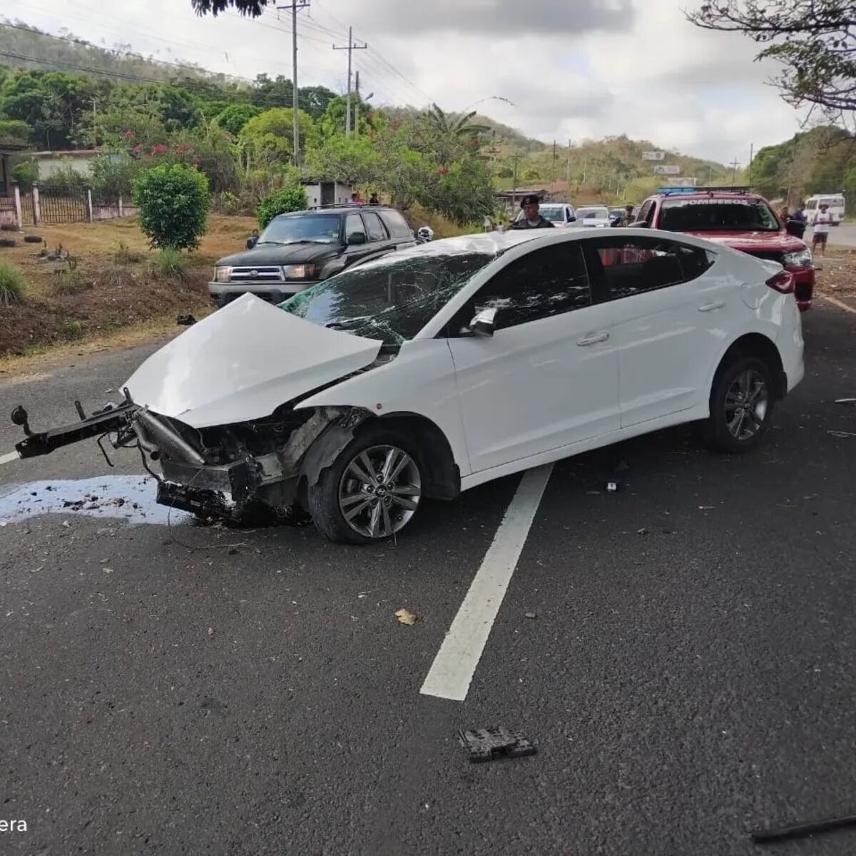 Impactante. Choque fatal contra un árbol. Conductor sale expulsado del auto y queda en el pavimento. Video