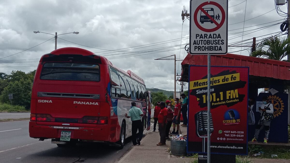 Tira y jala en el transporte público en Aguadulce, por cambio de rutas y eliminación de paradas