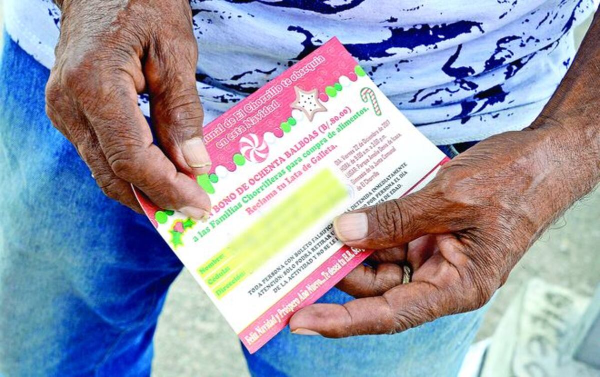 ¡CHORRILLEROS SE LLEVARON BONOS! 'Chello Gálvez reparte galletas con su imagen 