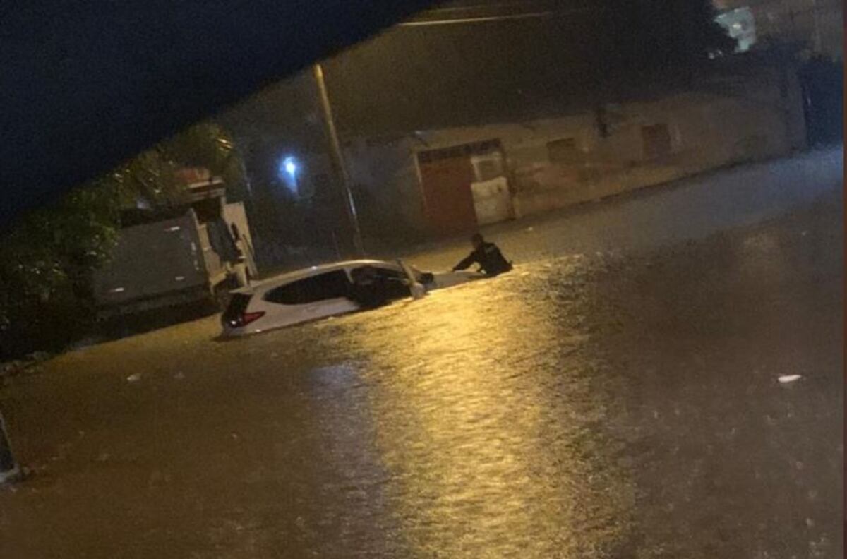 Impresionante.  Metrobús y camioneta se sumergen y logran atravesar en medio de inundación. Aviso de prevención por mal tiempo sigue. Video