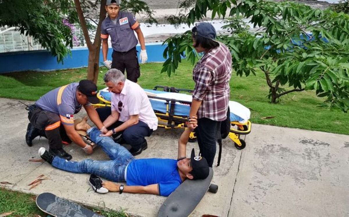 SE CAYÓ DE LA PATINETA. Director de la CSS asiste a joven en la Cinta Costera