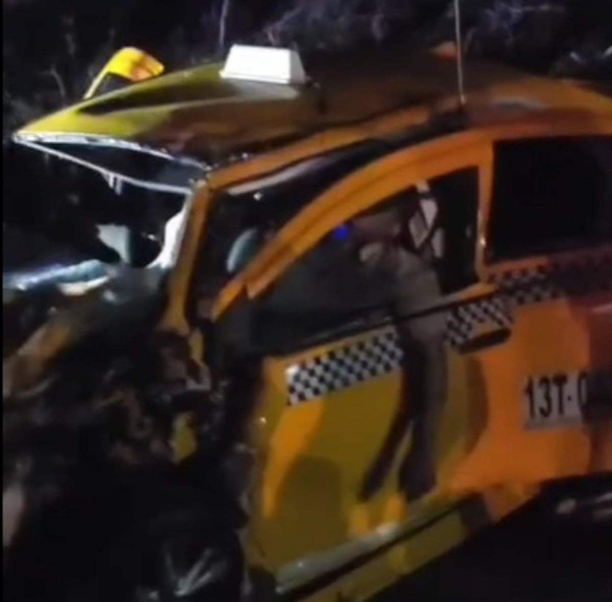 Fuerte choque entre taxi y vehículo de empresa eléctrica deja dos muertos en Llanito Verde