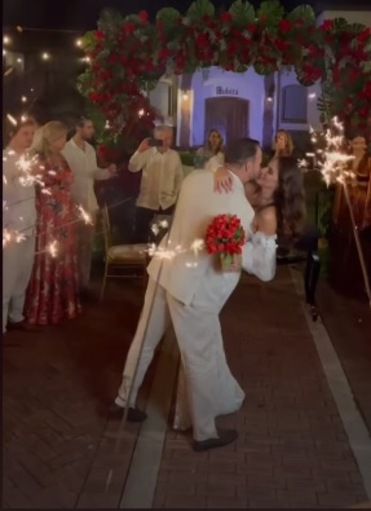 ‘Esto lo soñé’. ExMiss Panamá se casó por lo civil con jolgorio de Carnaval + Fotos