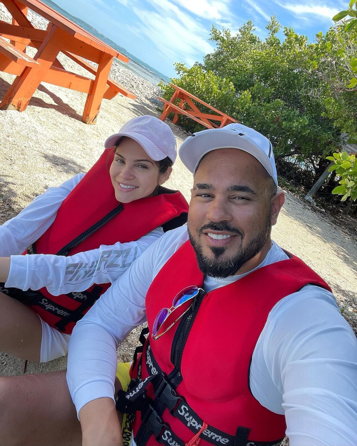 Natti Natasha lo hace oficial. Muestra su amor en público. Video