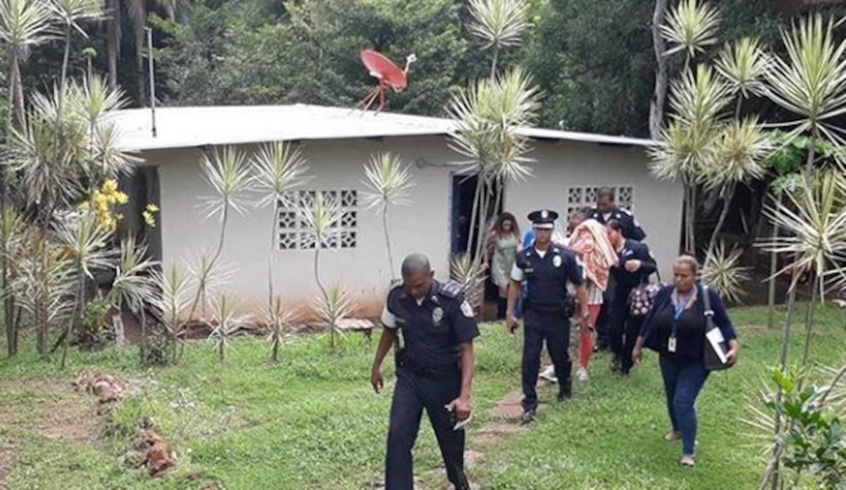 Senniaf y la Policía conducen a madre de bebé que deambulaba por carretera