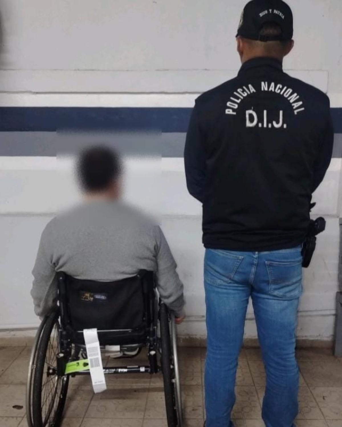 Ni la silla de ruedas lo salvó: Colombianos caen con más de $10 mil sin declarar en Panamá