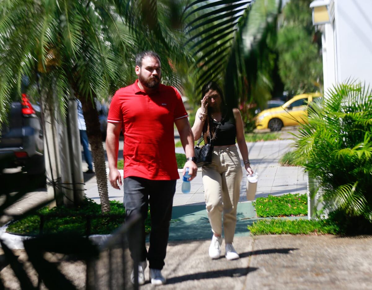 Carolina Martinelli Linares corre a visitar a su ‘papito’ un día después de empezar su asilo político