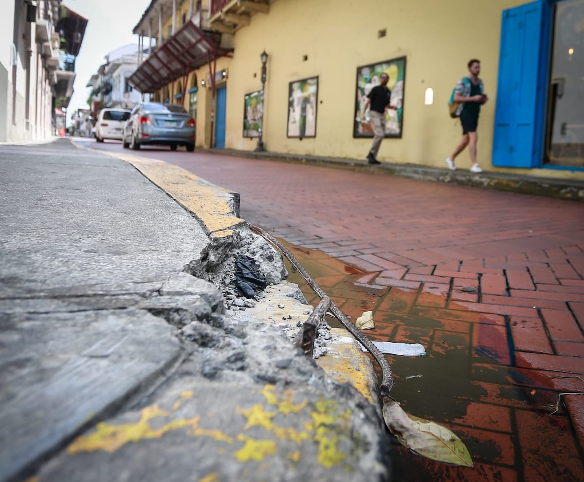 Desbordamiento de aguas servidas complica vida de vecinos y comercios en Casco Antiguo