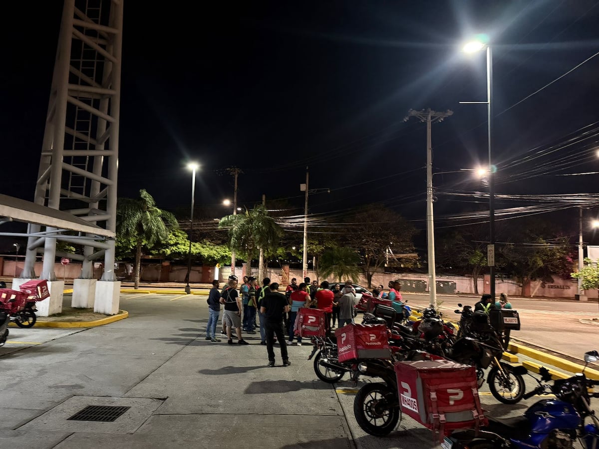 Repartidores paran y se forma el caos en el servicio de delivery en la city