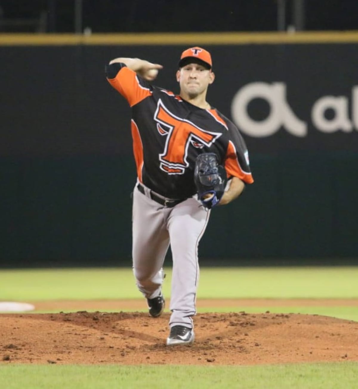 Panameño Paolo Espino recibe distinción en la Liga de República Dominicana