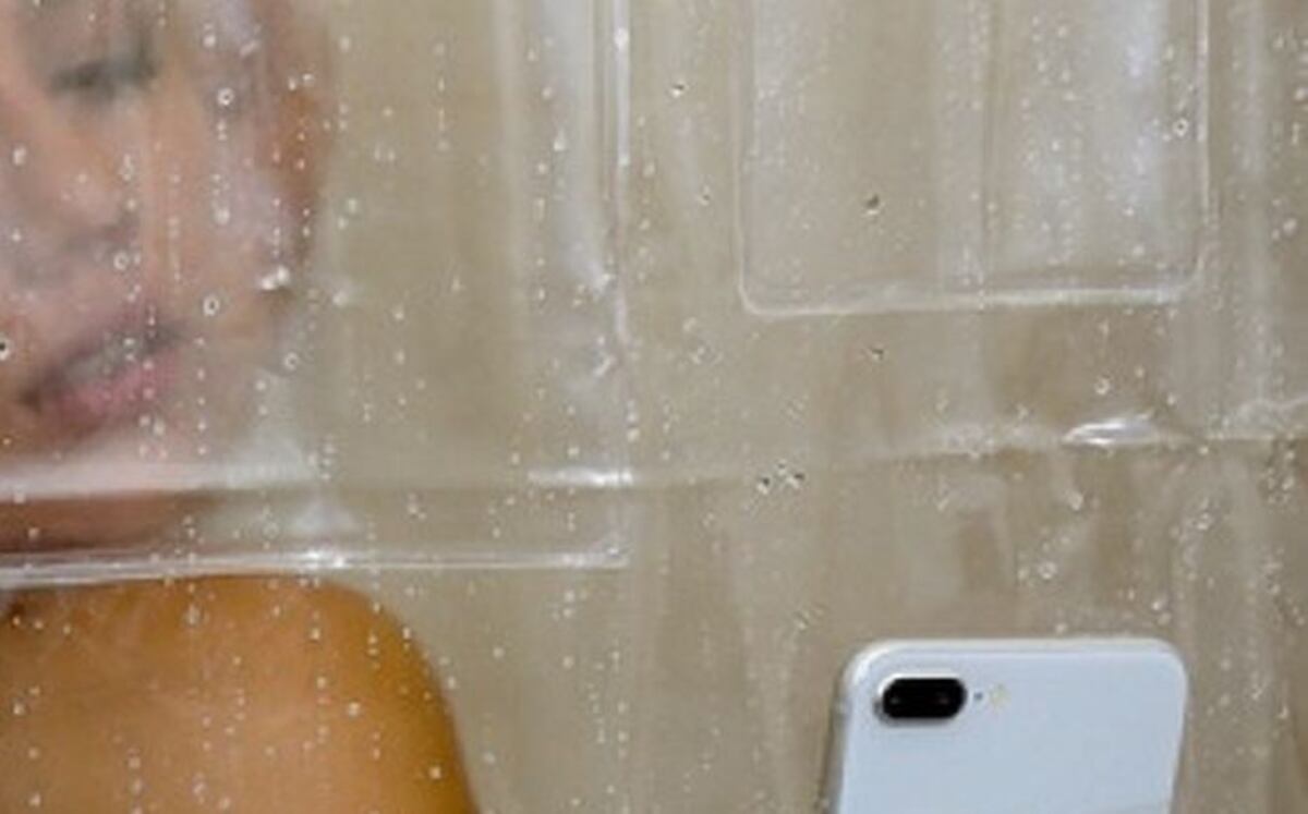 ¿QUÉ PASÓ? Iba a leer un mensaje en WhatsApp antes de ducharse y terminó muerta