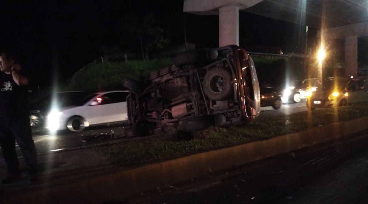 Dos heridos deja colisión y vuelco en la avenida Domingo Díaz