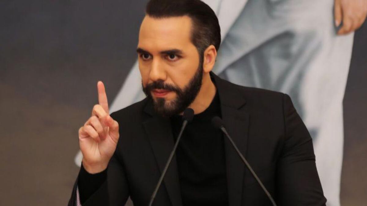 ¡Corte militar o pa’ fuera! Bukele mete mano dura en las escuelas pa’ frenar la delincuencia