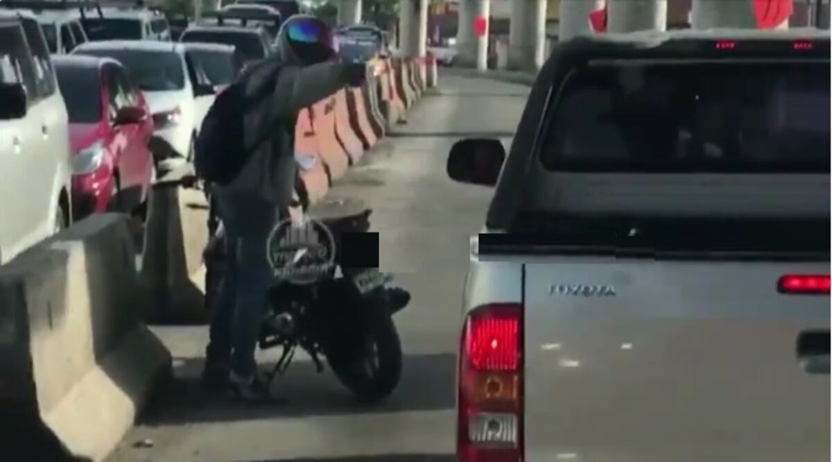 Otro gatillo alegre. Captan a motorizado que le saca arma a conductor
