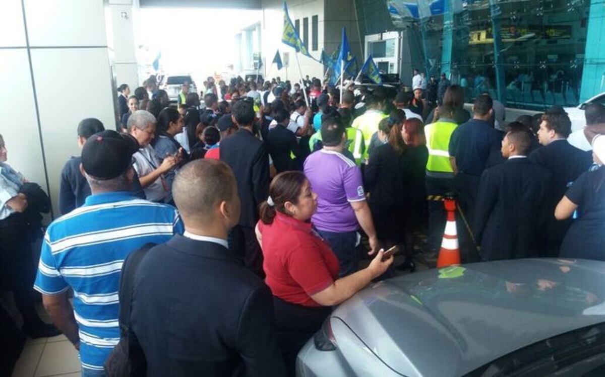 ¡PIDEN AJUSTE DE SALARIO! Trabajadores de Copa se van a huelga | VIDEOS