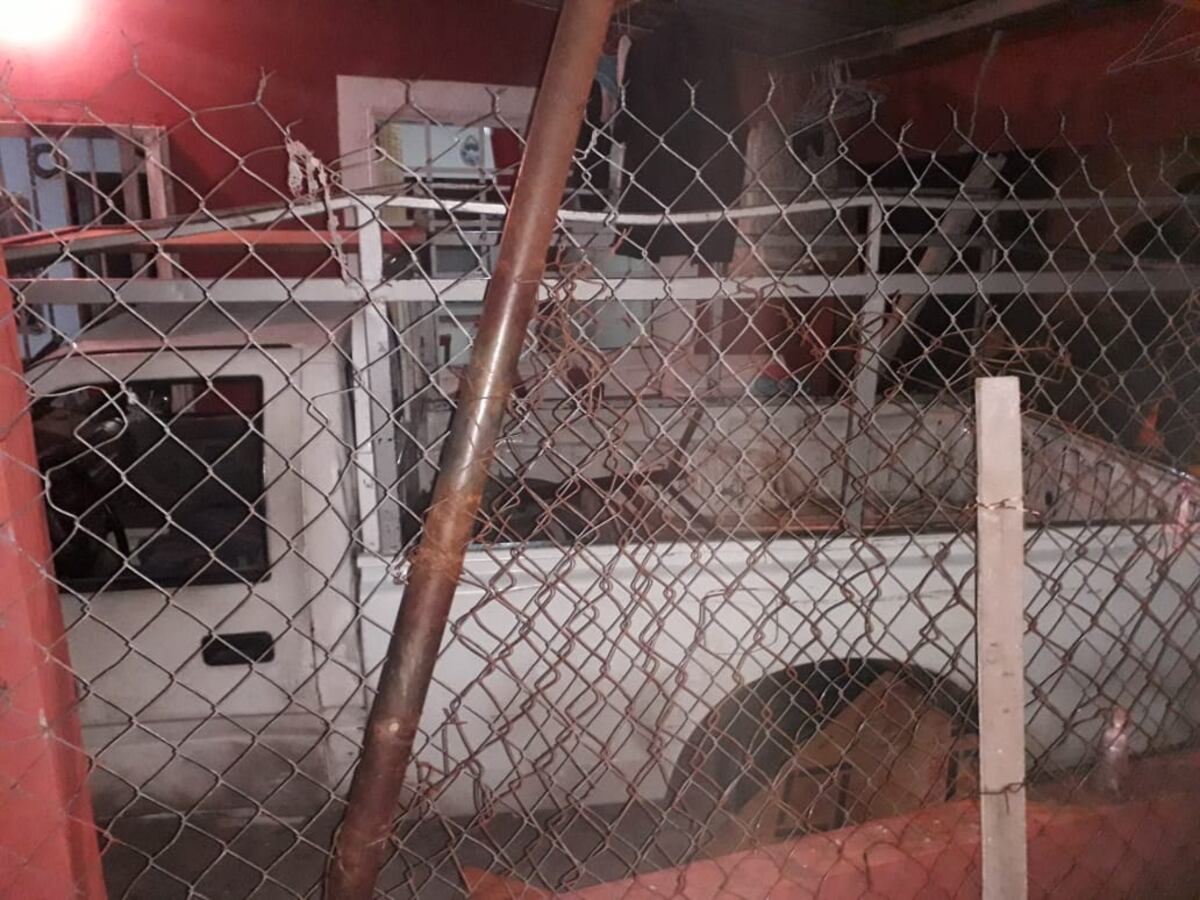 Auto queda dentro de la sala de una casa. Una menor herida