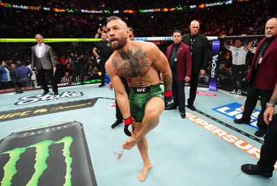 Conor McGregor se lesiona en 30 segundos y abandona ante Max Holloway en Las Vegas