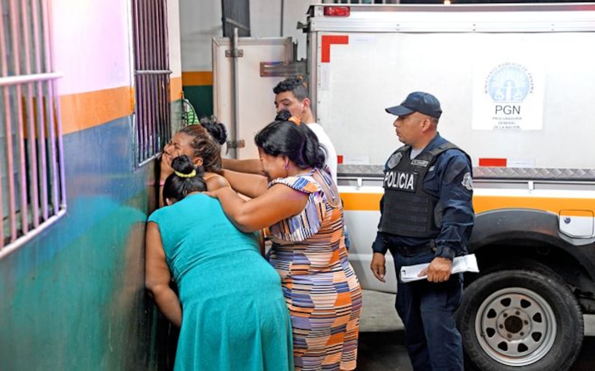 Mientra su familia lo llora, los homicidas de darienita de 53 años huyen