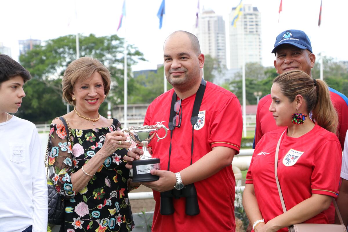 Emoción en el Hipódromo: ‘Jaque Doble’ Domina el Inicio de la Triple Corona