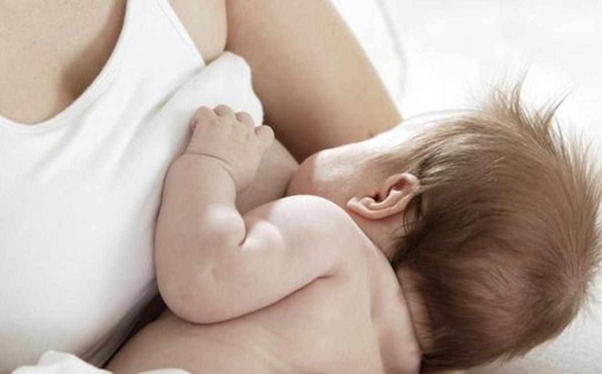 La reacción de una madre a quien le pidieron que se tapara mientras daba pecho