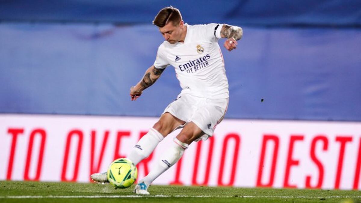 Celebren merengues. El Madrid gana el clásico y empata al Atleti en el primer lugar