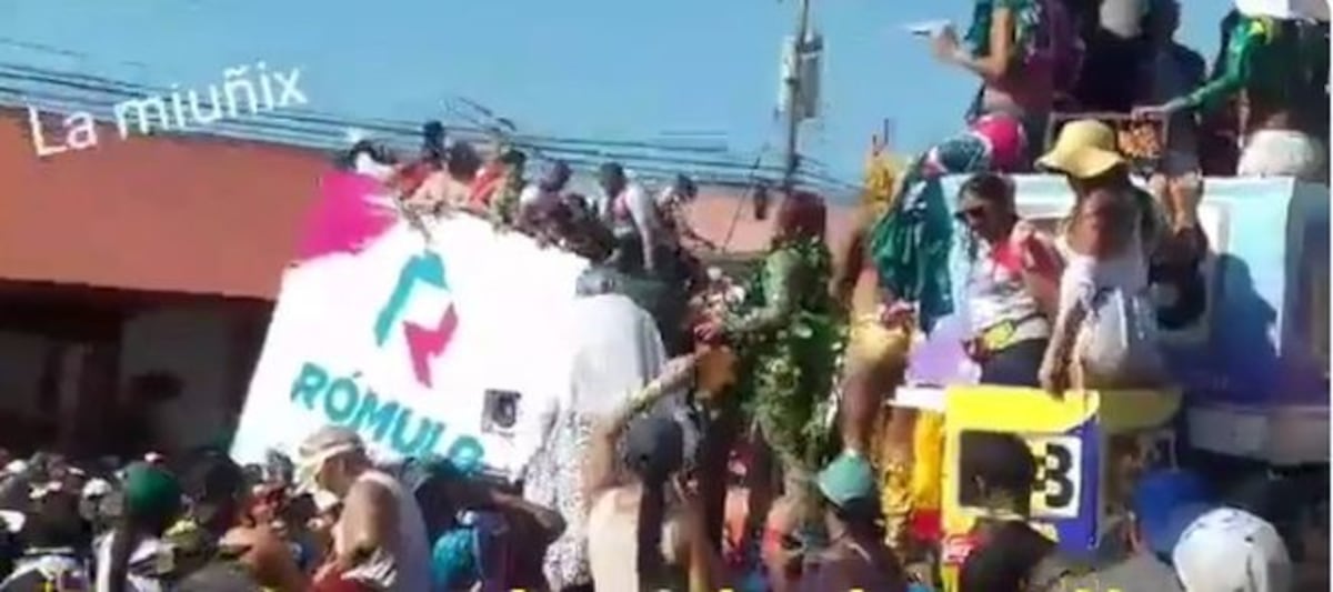 Carretón de la murga se vuelca en pleno culeco en La Villa. Deja 4 heridos.Video