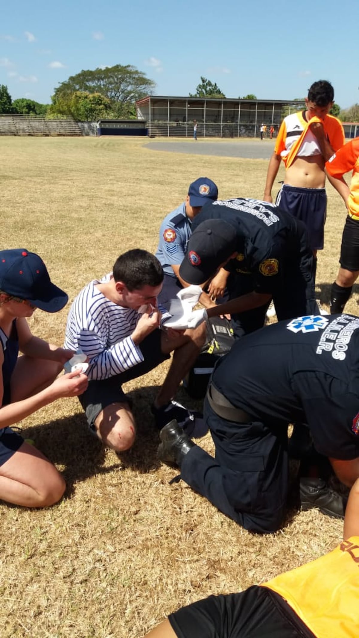 Peregrinos se ven afectados por el calor de Panamá y caen