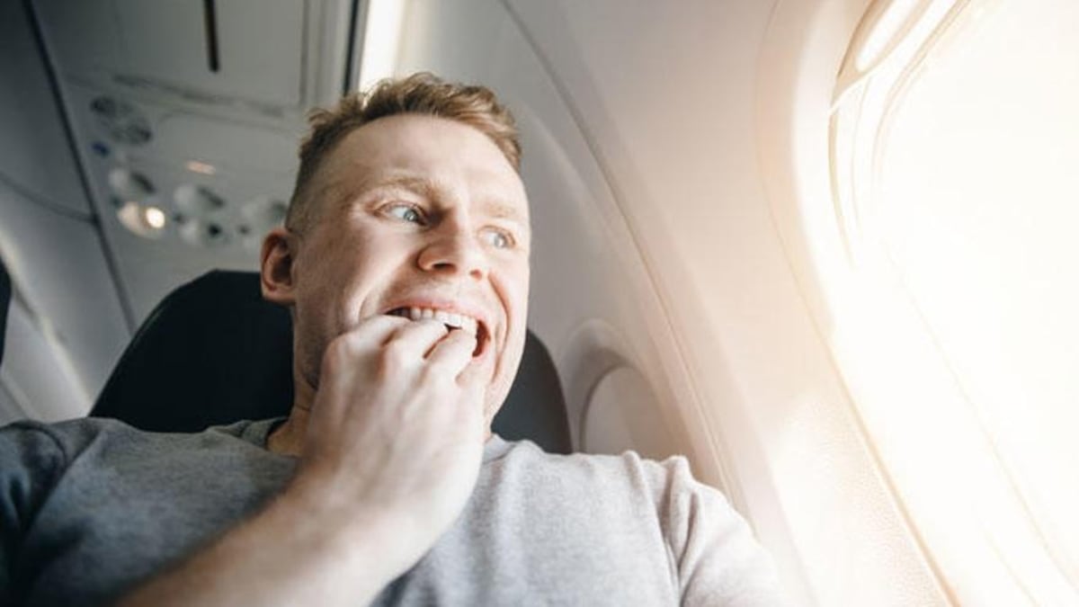 Pánico a 10.000 pies de altura: Pasajero fuera de control intento de abrir la puerta de un avión