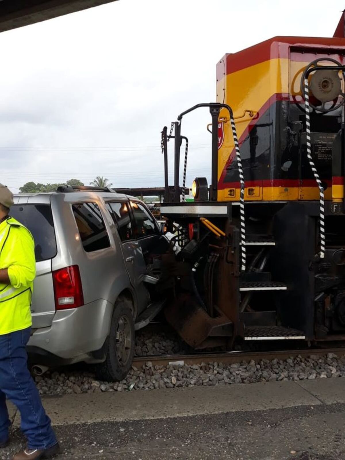 Se jugó la vida. Tren choca contra una camioneta en Cuatro Altos de Colón|Video