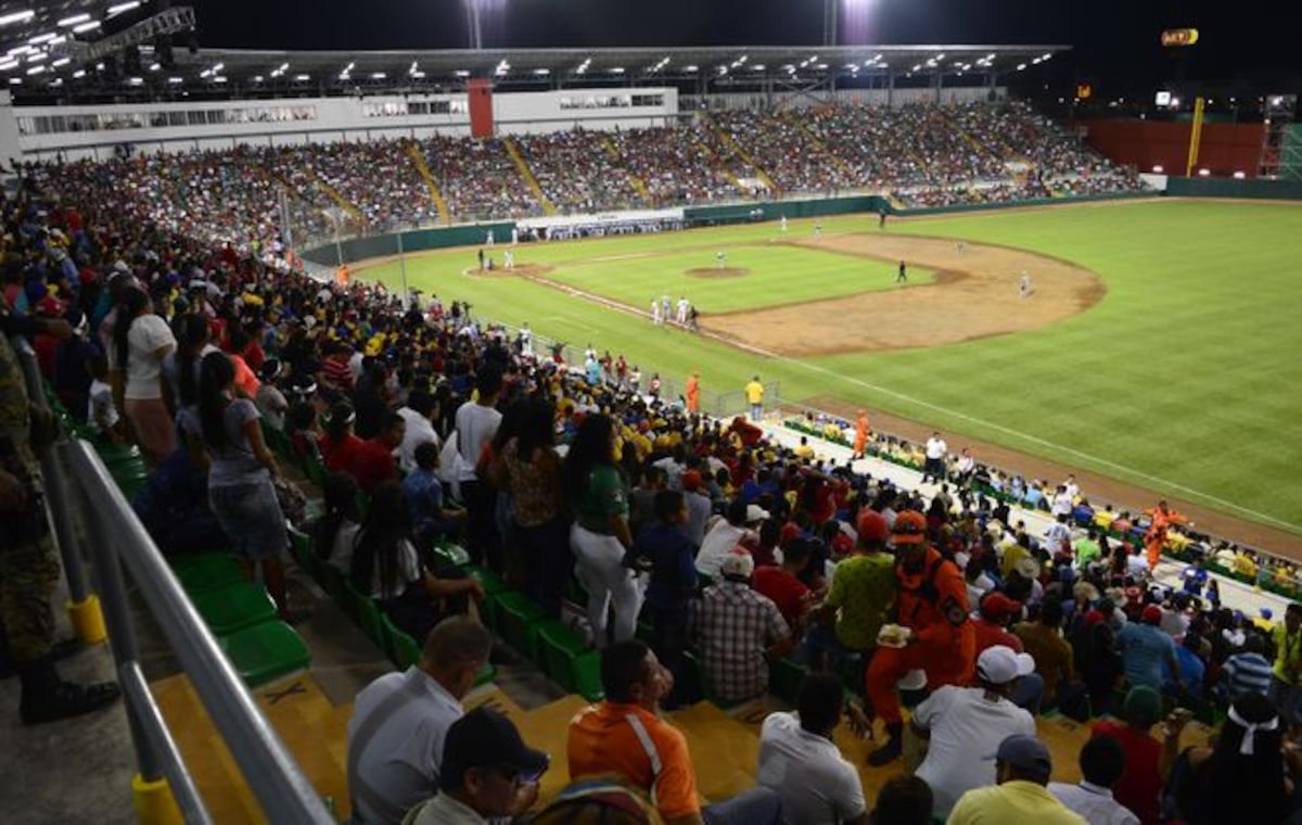 VIDEOS | El cielo se iluminó con la inauguración del nuevo Kenny Serracín