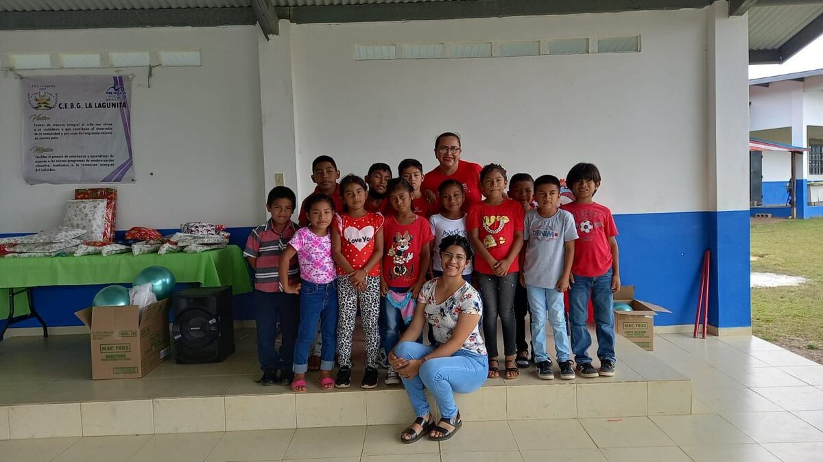 Niños de la Escuela La Lagunita de Chame celebran la Navidad