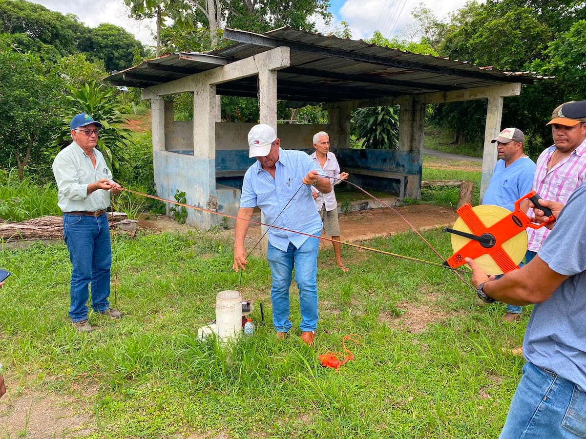 MIDA impulsa construcción de pozos y abrevaderos para ganaderos en Los Santos