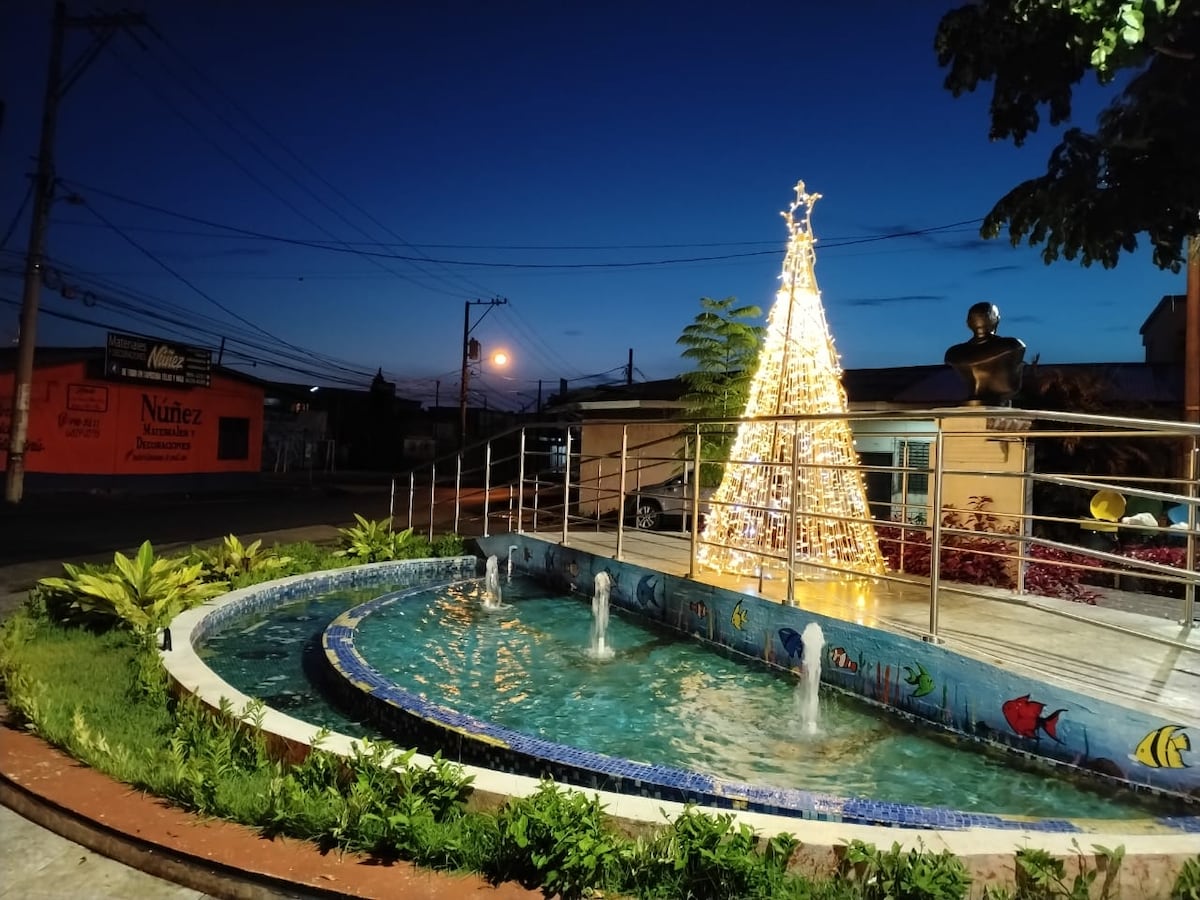 Santiago brilla con miles de luces para su esperado desfile navideño