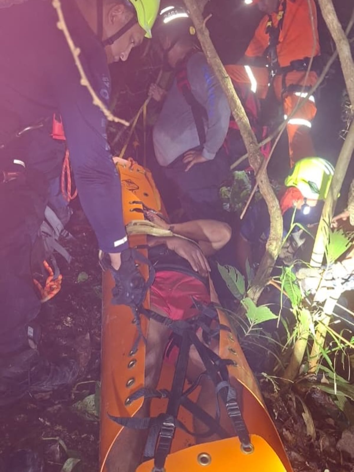 Presunta ‘SELFIE’ casi termina en tragedia: hombre cae por precipicio en Cerro La Cruz y lo encuentran con vida