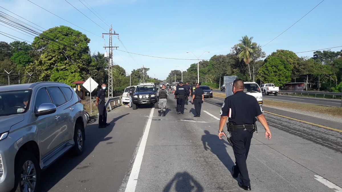 De película. Llevaba droga y choca dos patrullas