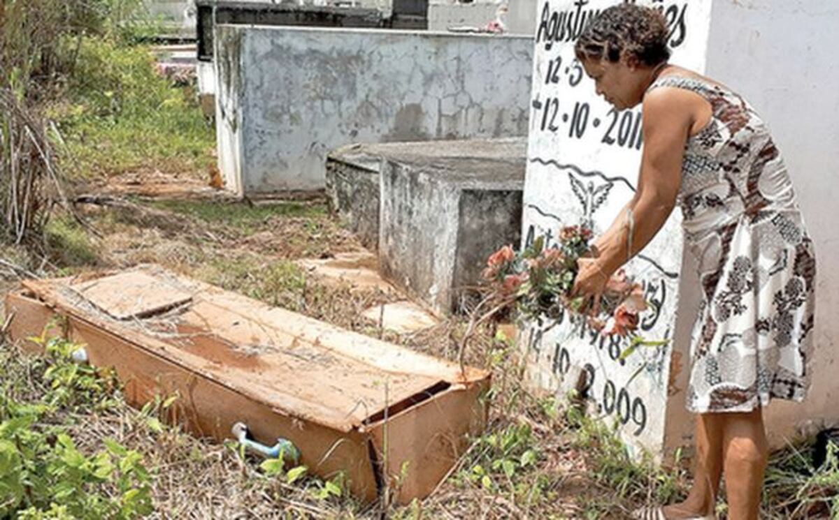 ¡PADRE DE LA GLORIA! Le dejan otro ataúd sobre la tumba de su padre 