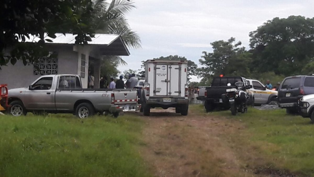 ¡LO PARTE EN DOS! Auto le cae encima a hombre y acaba con su vida