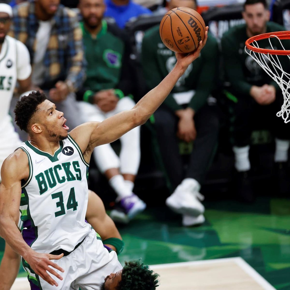 Antetokounmpo impone su ley y Bucks vencen a los Celtics