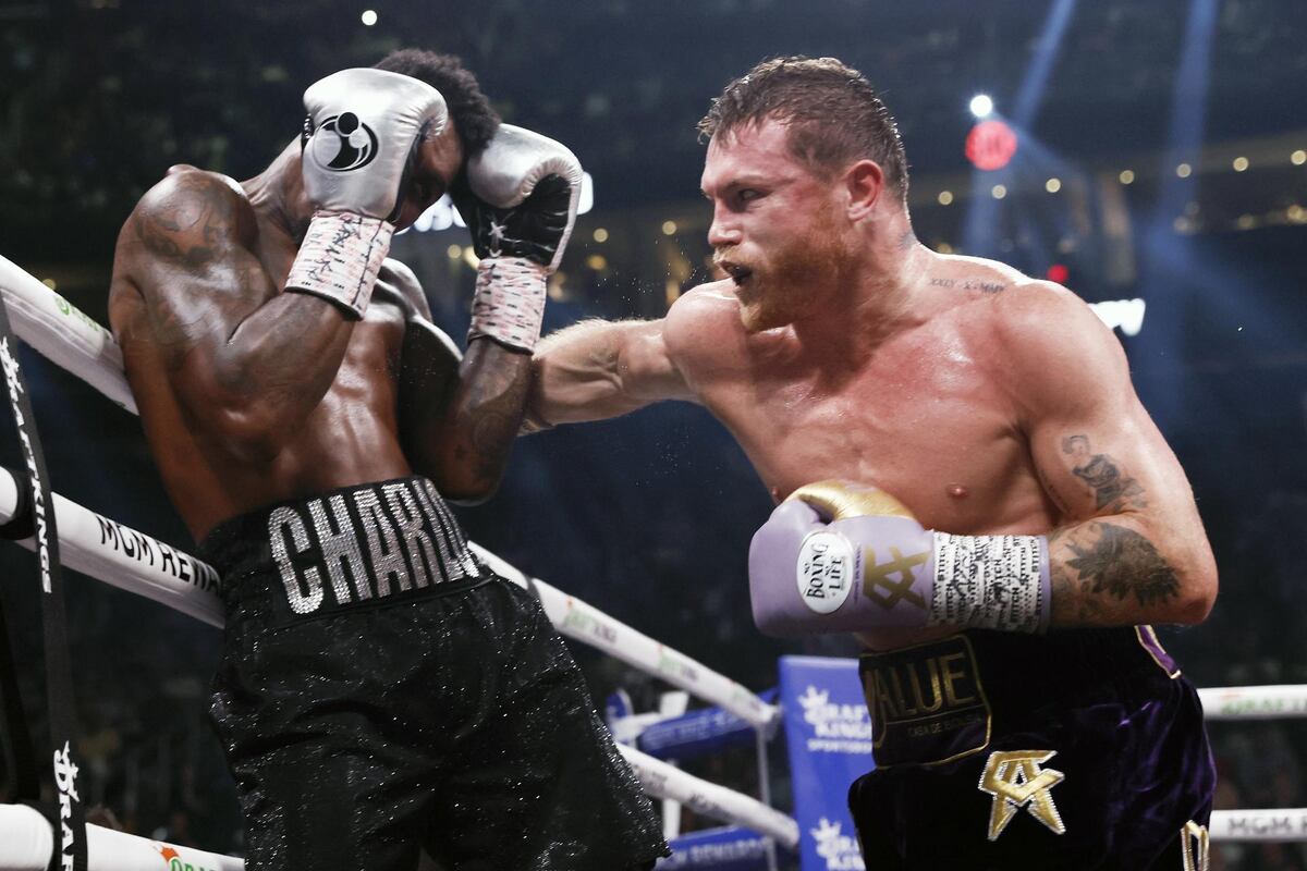 El mexicano Canelo Álvarez derrota por votación unánime a Charlo y retiene sus títulos