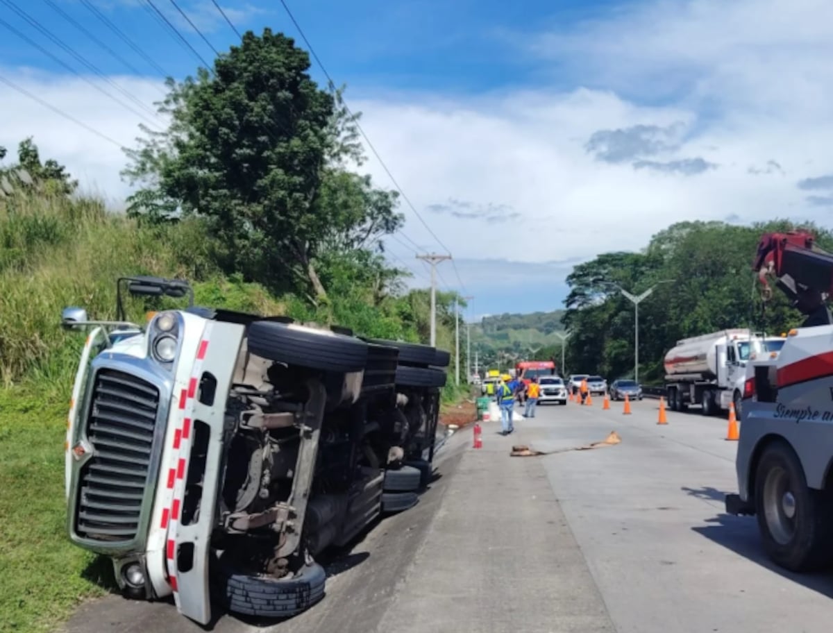 Volcó camión cisterna en la autopista Panamá–Colón y bomberos controlaron el derrame